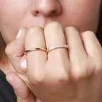 Anillo ondulado circonitas